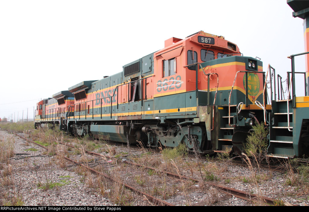 BNSF 587